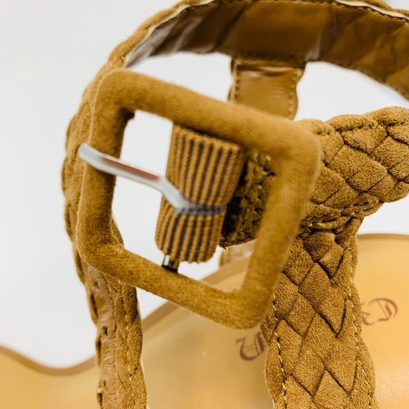 Crown Vintage Embroidered Sandal - Picture 3 of 8